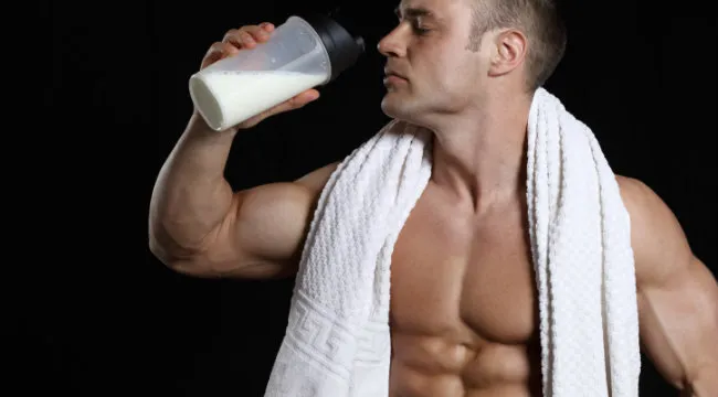 Wie unterstützt Whey-Protein den Muskelaufbau und die Regeneration bei Sportlern?