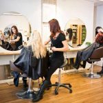 Die Bedeutung ergonomischer Werkzeuge für die Gesundheit von Friseuren und die Effizienz im Salonalltag
