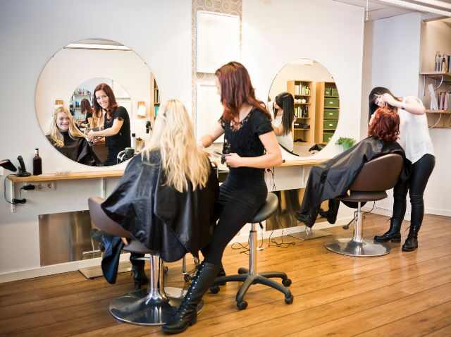 Die Bedeutung ergonomischer Werkzeuge für die Gesundheit von Friseuren und die Effizienz im Salonalltag